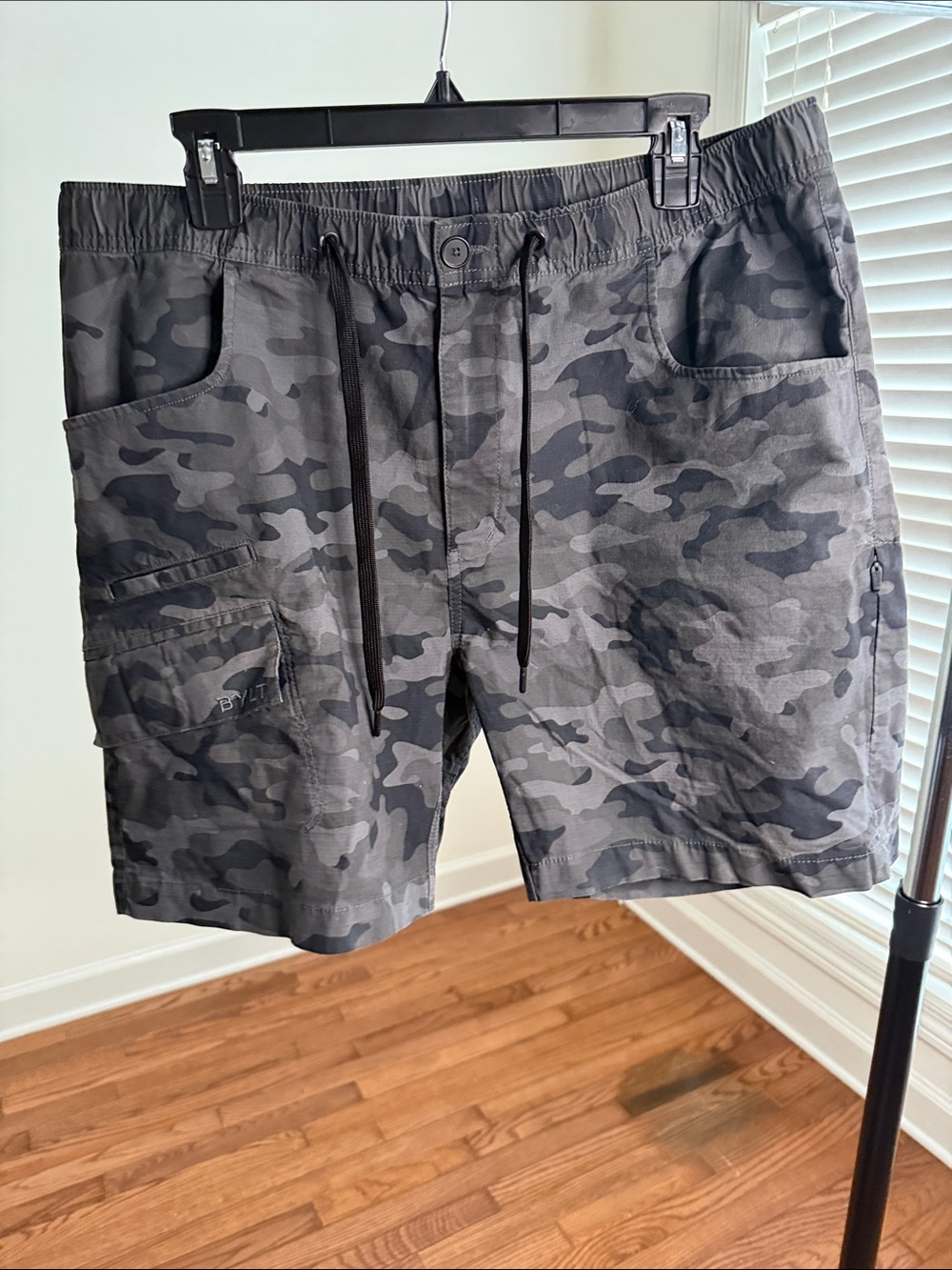 BYLT Weekender Short in Black and gray camo XL